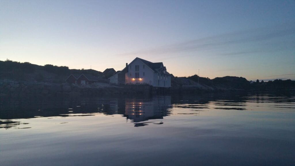 607199eb5967191c12c012ec_Back to Sveggvika at 2 am.-p-1600